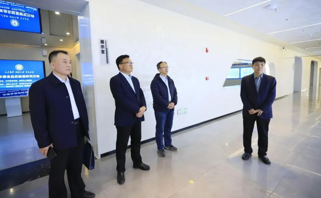 XK(中国)一站式服务平台乳业集团党委书记、董事长唐洪峰一行赴中原食品实验室同中国工程院院士、中原食品实验室主任任发政座谈交流