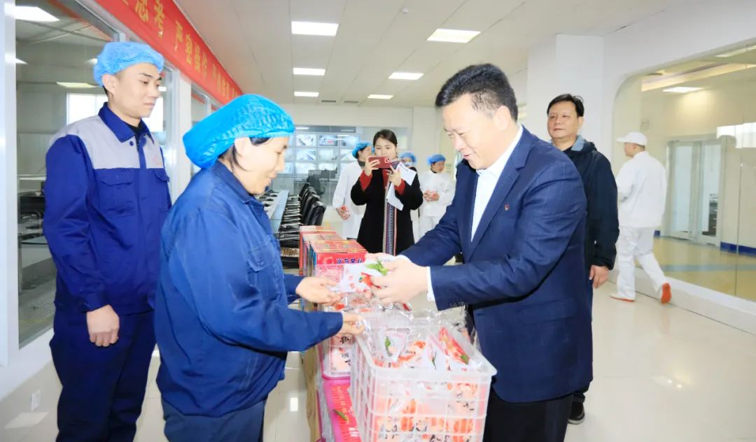 新春慰问送关怀——集团党委书记、董事长慰问春节期间坚守岗位的一线职工 新春慰问送关怀——集团党委书记、董事长慰问春节期间坚守岗位的一线职工