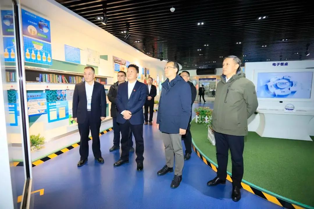 省政府国资委党委书记、主任李涛一行到XK(中国)一站式服务平台乳业集团调研