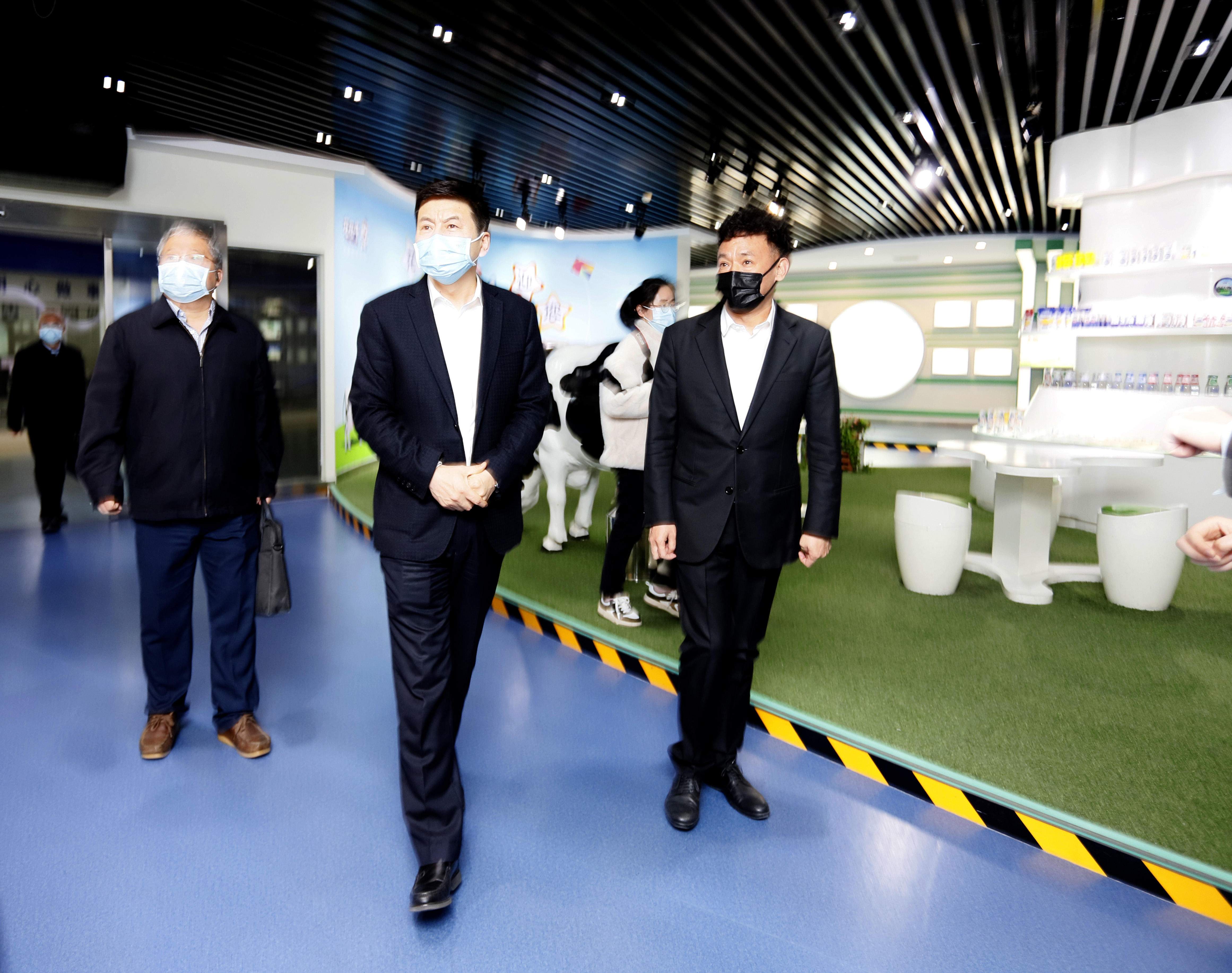 河南省委常委、副省长费东斌莅临 XK(中国)一站式服务平台乳业集团调研