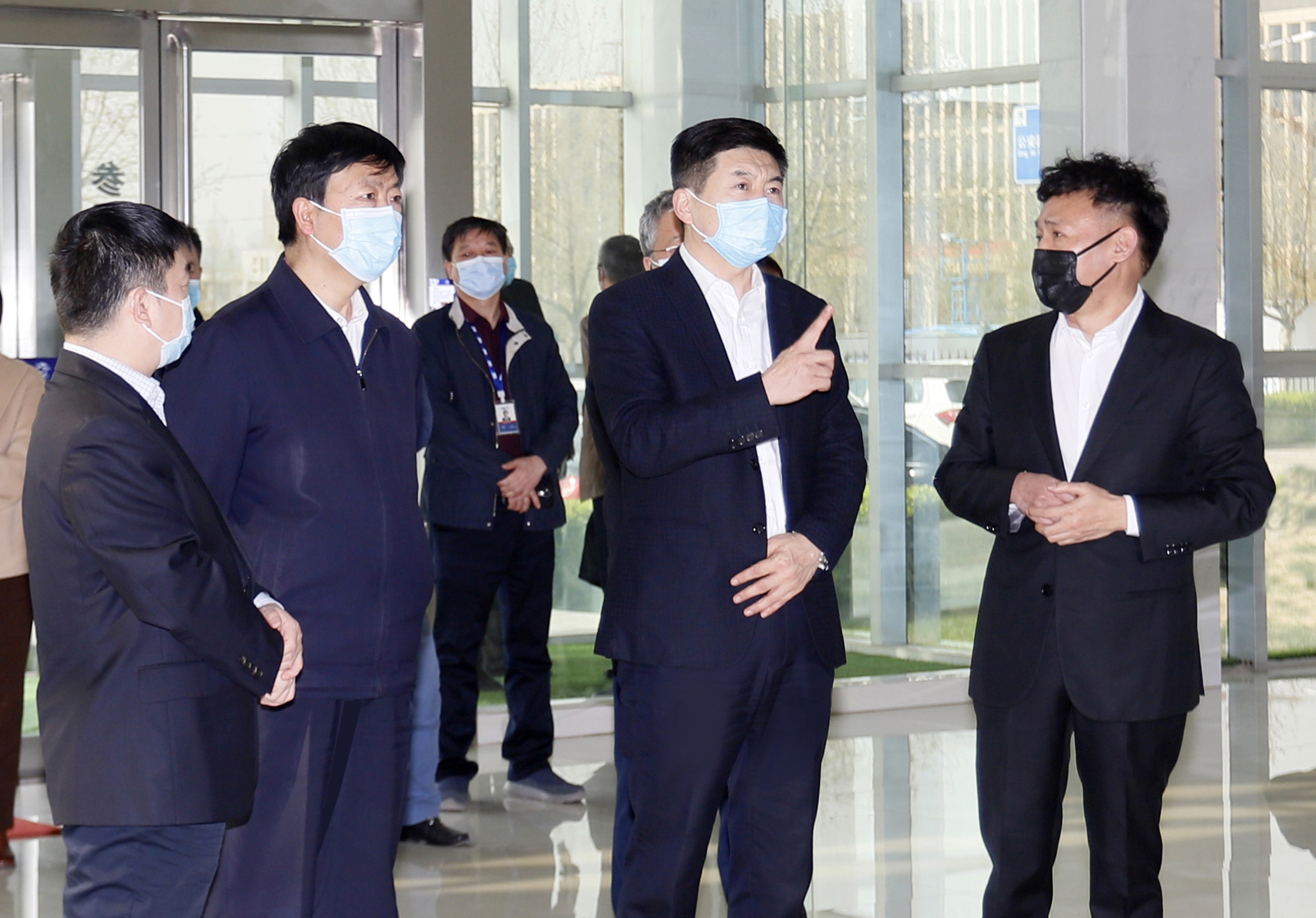 河南省委常委、副省长费东斌莅临 XK(中国)一站式服务平台乳业集团调研