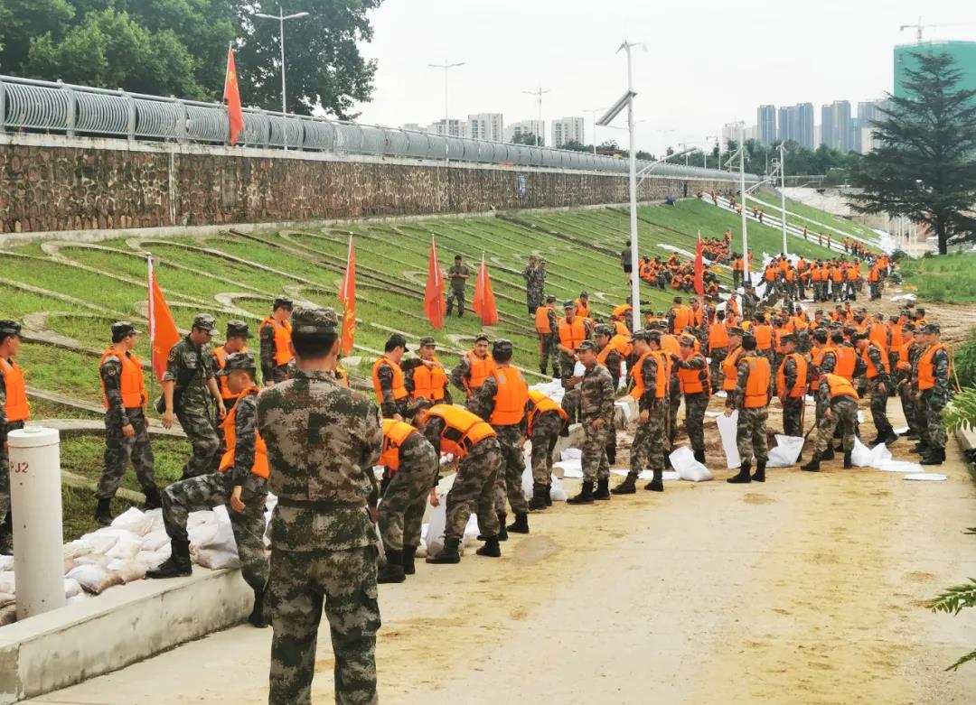 大雨无情人有情!XK(中国)一站式服务平台乳业慰问常庄水库抗洪抢险官兵 大雨无情人有情!XK(中国)一站式服务平台乳业慰问常庄水库抗洪抢险官兵