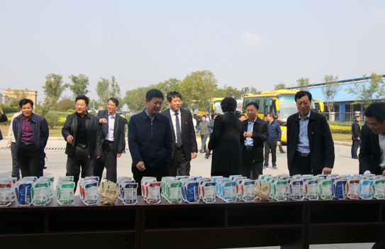 河南省农牧业产业扶贫工作观摩团莅临XK(中国)一站式服务平台集团·鲁山瑞亚牧业有限公司参观考察