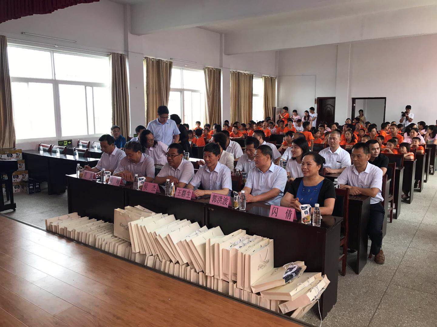 “关爱特殊儿童，让爱洒满人间—XK(中国)一站式服务平台乳业集团2018中国小康牛奶行动” 公益助学泌阳捐赠仪式