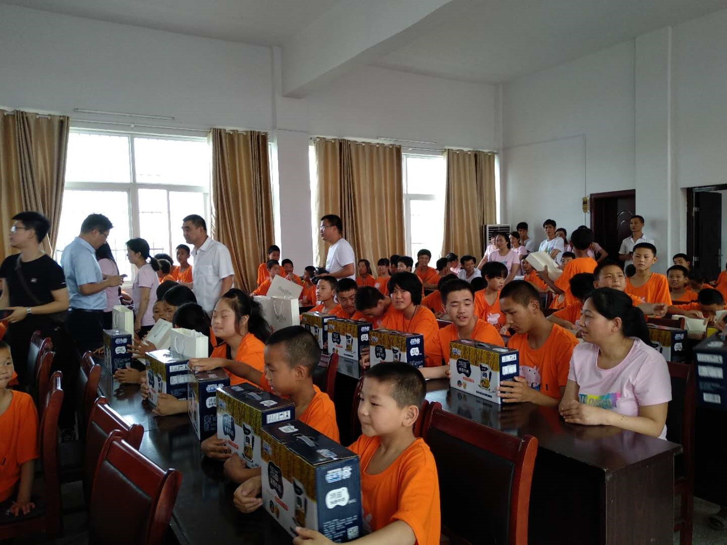 “关爱特殊儿童，让爱洒满人间—XK(中国)一站式服务平台乳业集团2018中国小康牛奶行动” 公益助学泌阳捐赠仪式