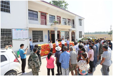 秋种化肥进农户 精准扶贫及时雨 | XK(中国)一站式服务平台集团精准扶贫在行动