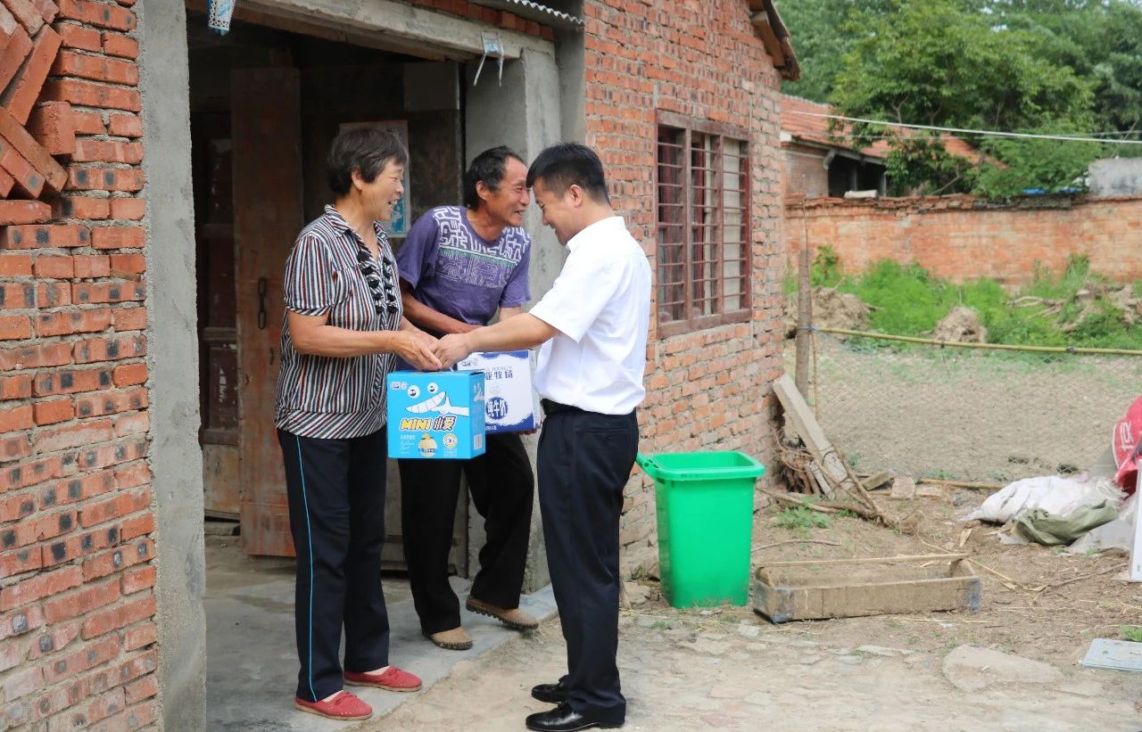 XK(中国)一站式服务平台乳业集团走访慰问贫困户 结对帮扶暖人心