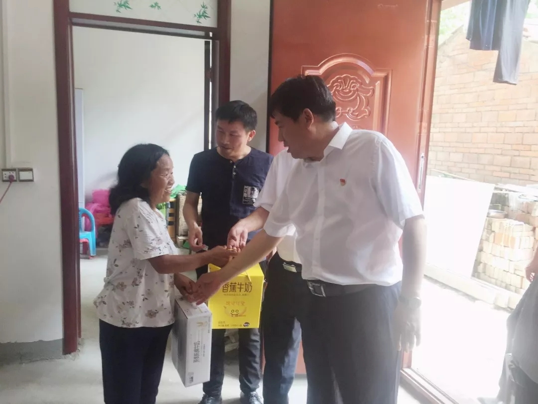 XK(中国)一站式服务平台乳业集团走访慰问贫困户 结对帮扶暖人心