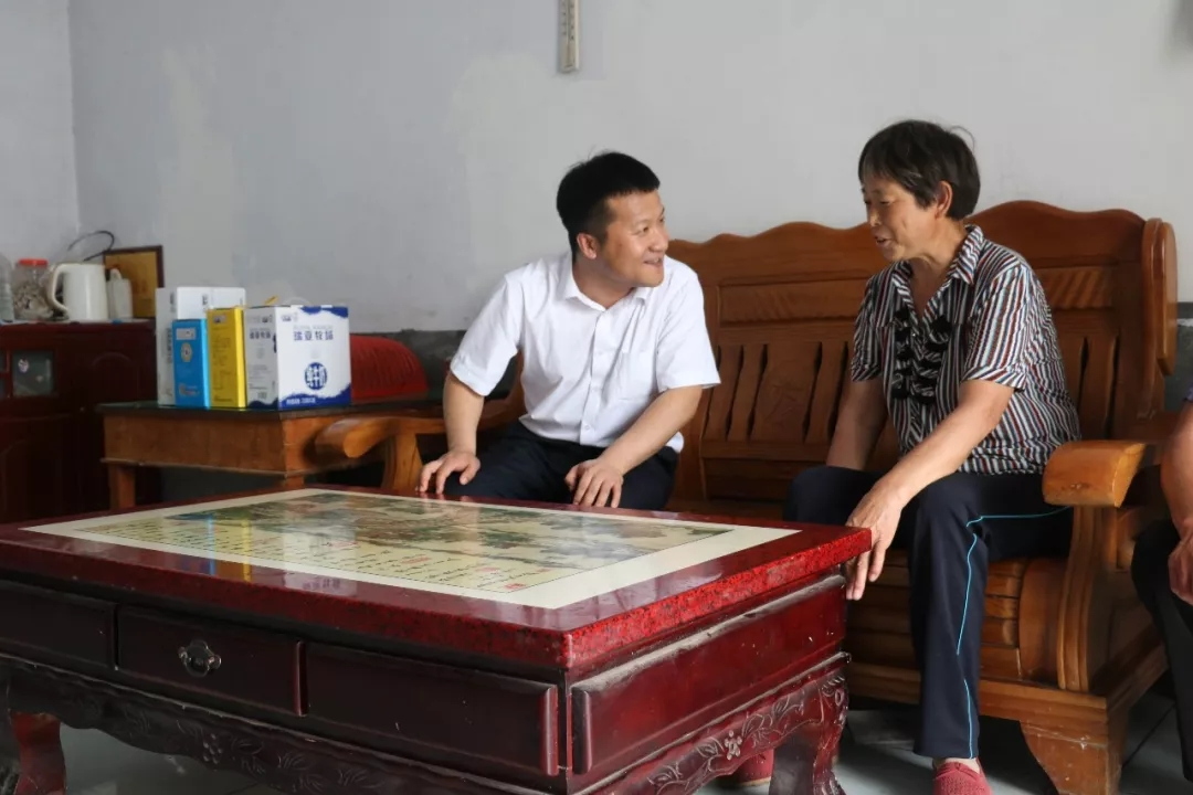 XK(中国)一站式服务平台乳业集团走访慰问贫困户 结对帮扶暖人心