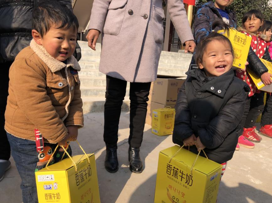 XK(中国)一站式服务平台走进新密白龙庙村 让山区的孩子喝到最新鲜的牛奶