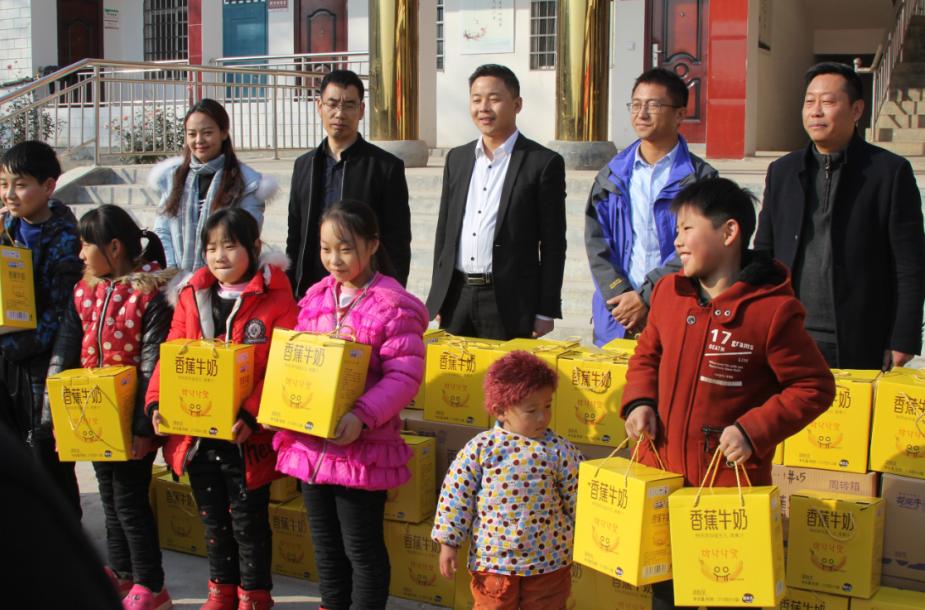 XK(中国)一站式服务平台走进新密白龙庙村 让山区的孩子喝到最新鲜的牛奶