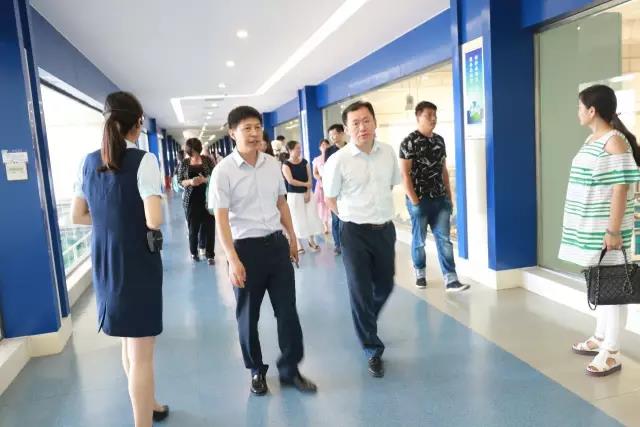 河南省食品安全座谈会暨百场食安讲座进校园启动仪式在XK(中国)一站式服务平台举行