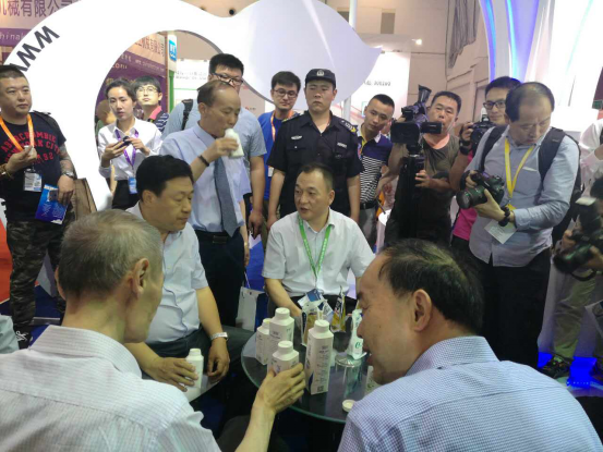 XK(中国)一站式服务平台牛气冲天!农业部长品尝“领畅”点赞,又获国际奶业平台青睐 XK(中国)一站式服务平台牛气冲天!农业部长品尝“领畅”点赞,又获国际奶业平台青睐