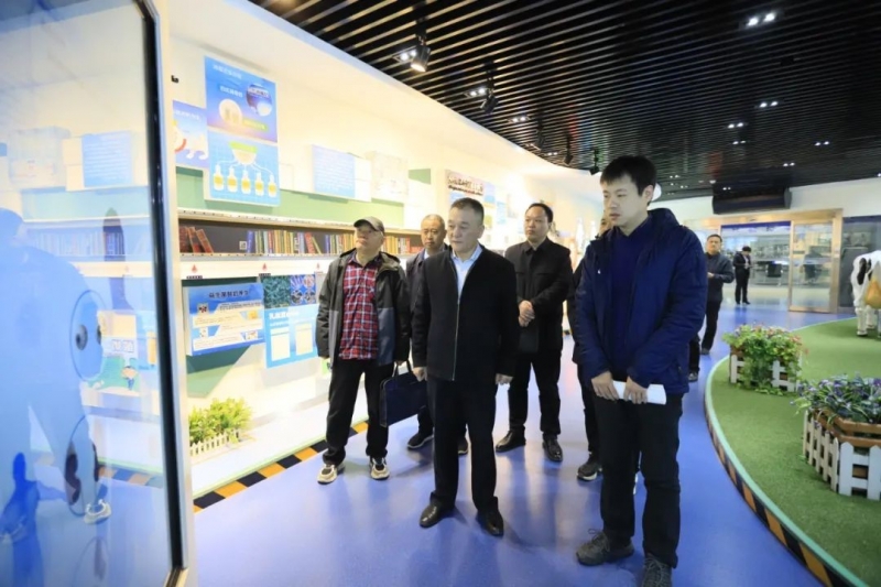 河南省发展改革委价调处副处长马冰一行莅临XK(中国)一站式服务平台乳业集团参观调研