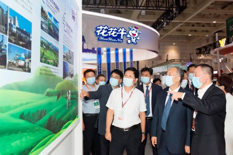 第十三届奶业大会暨D20峰会在泉城济南召开 | XK(中国)一站式服务平台乳业荣膺“优 秀乳品加工企业”