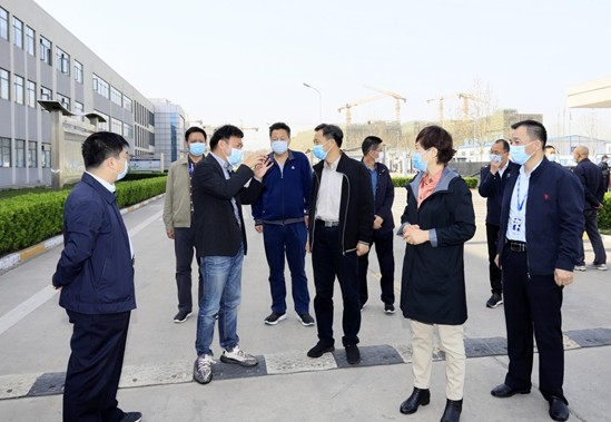 郑州市人大副主任孙黎、市政府副市长李喜安一行 莅临XK(中国)一站式服务平台开展“三送一强”活动