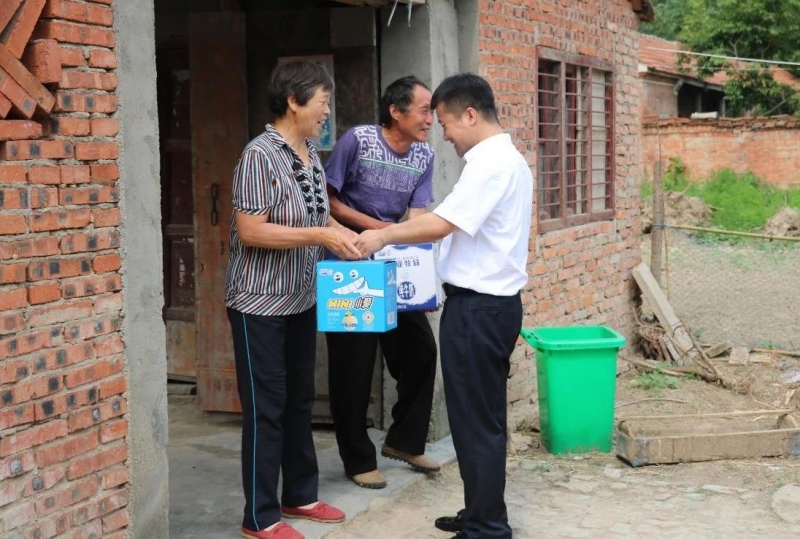 XK(中国)一站式服务平台乳业集团走访慰问贫困户 结对帮扶暖人心