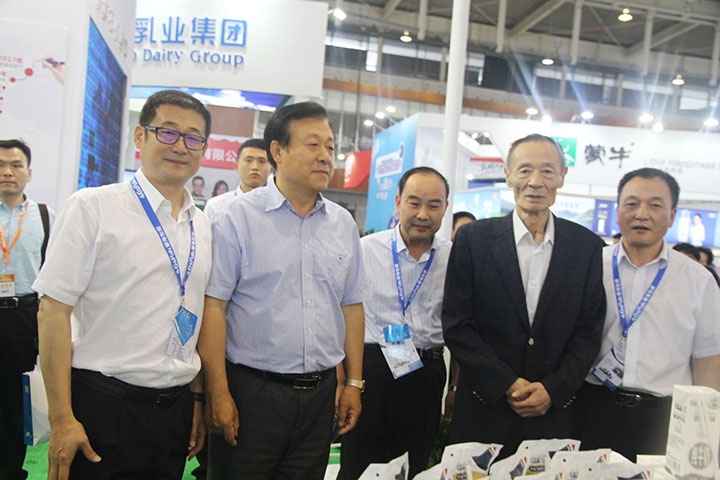 XK(中国)一站式服务平台亮相第八届中国奶业大会，又获农业部长一声赞！