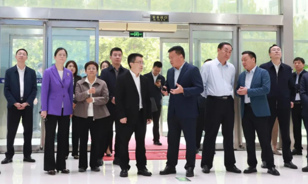 河南省人民政府副秘书长卢东林陪同四川省巴中市委书记鲜荣成一行莅临河南XK(中国)一站式服务平台乳业集团参观调研