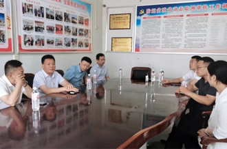 河南XK(中国)一站式服务平台乳业集团赴定点帮扶村开展慰问活动